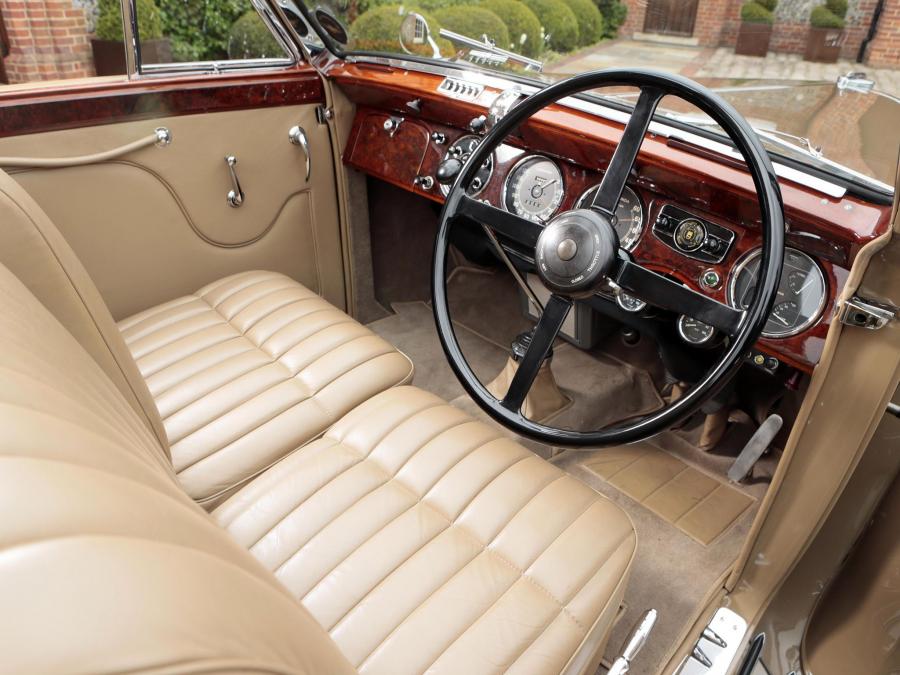 Интерьер Lagonda V12 Rapide Drophead Coupe 1939 года  (фото 5 из 11)